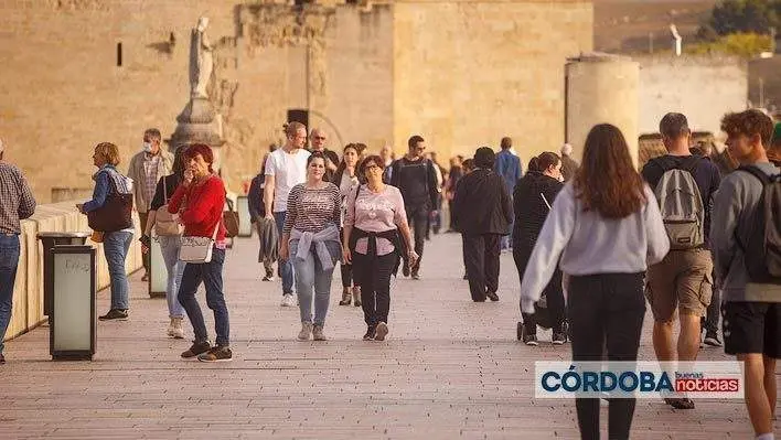  Gente pasea por el Puente Romano 