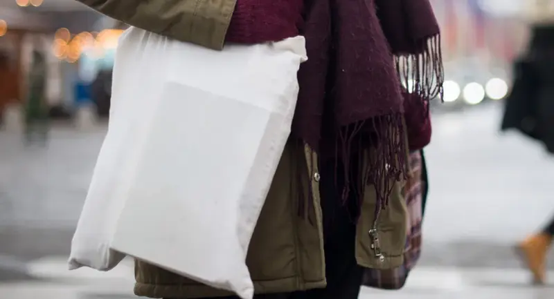  Una mujer con una bolsa 