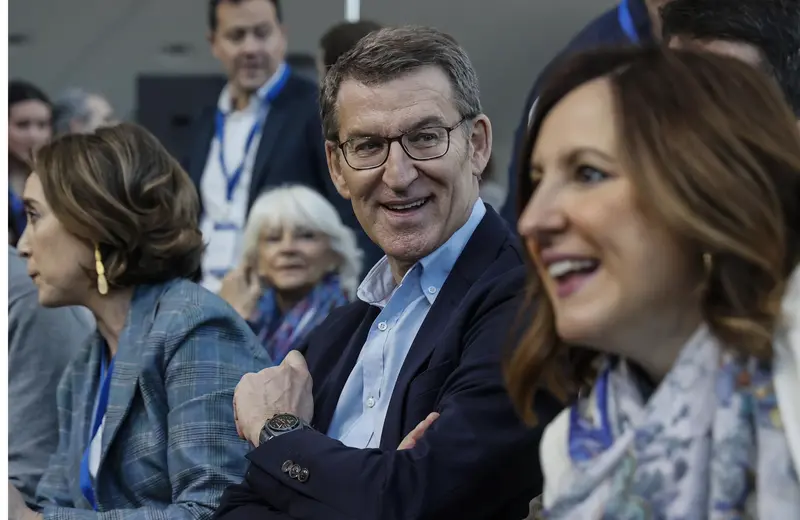  El presidente del Partido Popular, Alberto N&uacute;&ntilde;ez Feij&oacute;o, en la 26 Intermunicipal del Partido Popular (PP), junto a la secretaria general del PP, Cuca Gamarra, y la secretaria general del PPCV, Mar&iacute;a Jos&eacute; Catal&aacute;. - Rober Solsona - Europa Press 