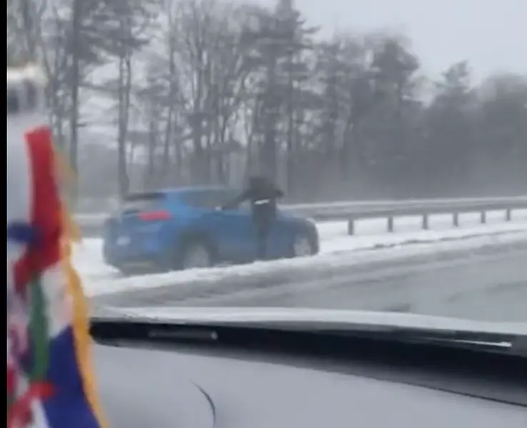 Coche detenido en por un hombre en la carretera. 