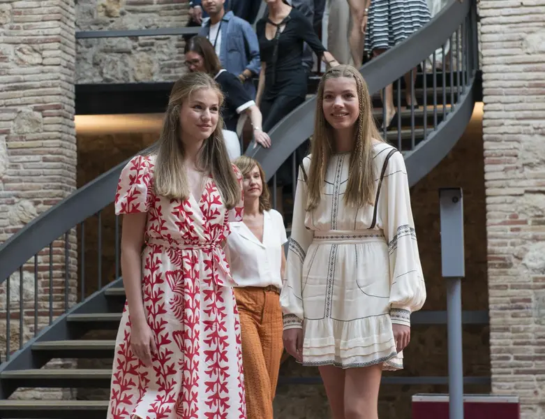  Archivo - La Princesa Leonor (i) y la Infanta Sof&iacute;a (d) a su llegada al teatro museo Dal&iacute; de Figueres, a 3 de julio de 2022, en Figueres, Girona - Gl&ograve;ria S&aacute;nchez - Europa Press - Archivo 