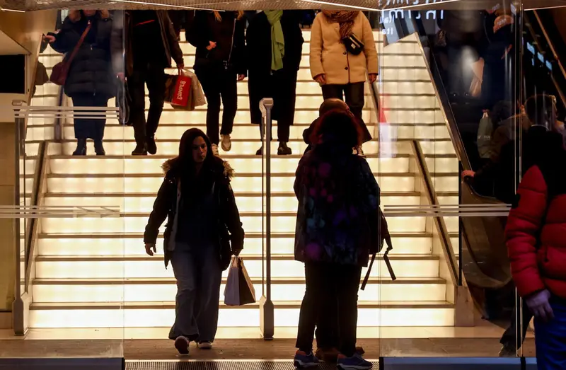  Varias personas entran y salen de un establecimiento comercial el primer d&iacute;a de las rebajas de enero - Ricardo Rubio - Europa Press 