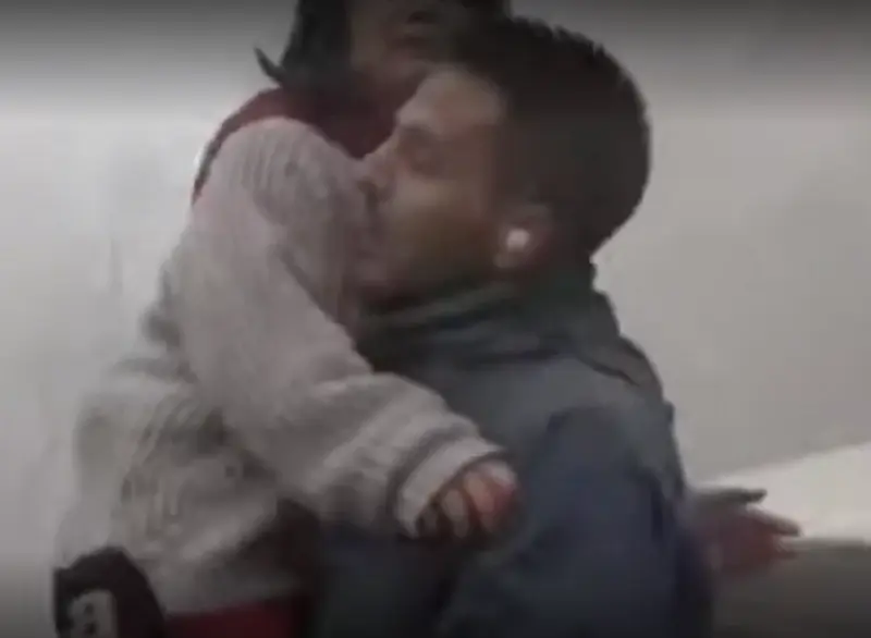  El periodista salvando a la menor del terremoto en Turqu&iacute;a 