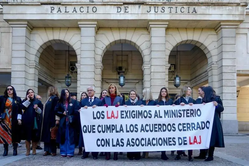  Concentraci&oacute;n de los letrados de la Administraci&oacute;n de Justicia (LAJ) con motivo de la huelga promovida entre el colectivo, a 06 de febrero del 2023 en Sevilla (Andaluc&iacute;a, Espa&ntilde;a). Letrados de la Administraci&oacute;n de Justicia (LAJ) se han concentrado en la A - Eduardo Briones - Europa Press 
