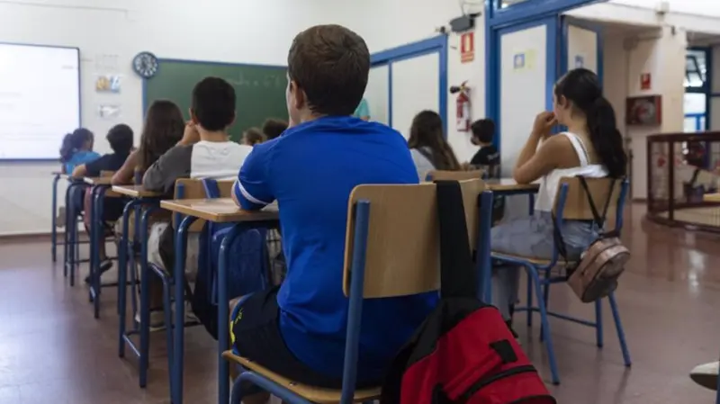  Alumnos en sus pupitres. COLEGIO 