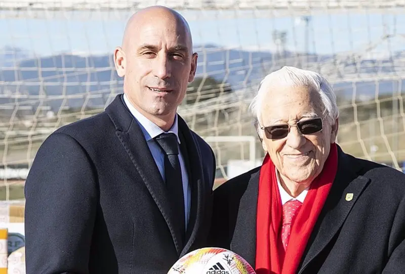  El presidente de la RFEF, Luis Rubiales, junto al fundador de la ONG Mensajeros de la Paz, el Padre &Aacute;ngel. - RFEF 