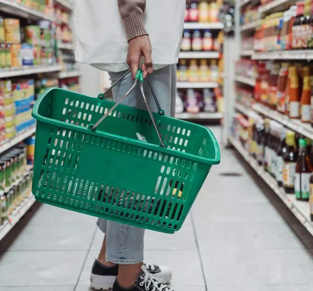  Persona comprando en el supermercado 
