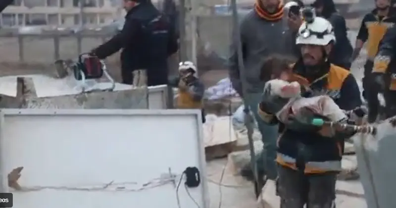  Momento en el que rescatan a una ni&ntilde;a en Siria tras los escombros del terremoto 