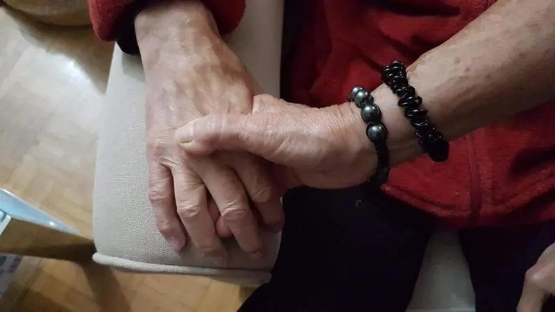  Pilar coge la mano de Valent&iacute;n, su marido, que tiene Alzheimer. 