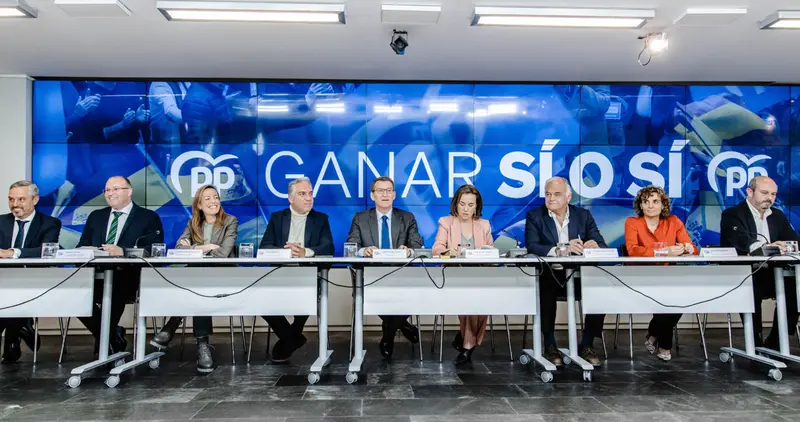  El presidente del Partido Popular, Alberto N&uacute;&ntilde;ez Feij&oacute;o (c), se re&uacute;ne antes de presidir el Comit&eacute; Ejecutivo Nacional del PP, en la sede nacional del PP, a 30 de enero de 2023, en Madrid (Espa&ntilde;a). Feij&oacute;o ha denunciado hoy que el jefe del Ejecutivo, Pedro S - Carlos Luj&aacute;n - Europa Press 