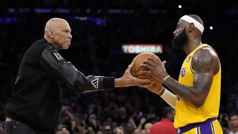  Momento en el que Kareem Abdul Jabbar hace el pase de antorcha a LeBron James, tras conseguir superar su r&eacute;cord de anotaci&oacute;n 