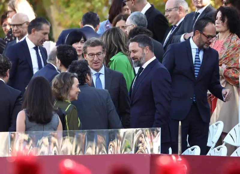  El presidente del PP, Alberto N&uacute;&ntilde;ez Feij&oacute;o. y el l&iacute;der de Vox, Santiago Abascal, durante el acto solemne de homenaje a la bandera nacional y desfile militar en el D&iacute;a de la Hispanidad, a 12 de octubre de 2022 