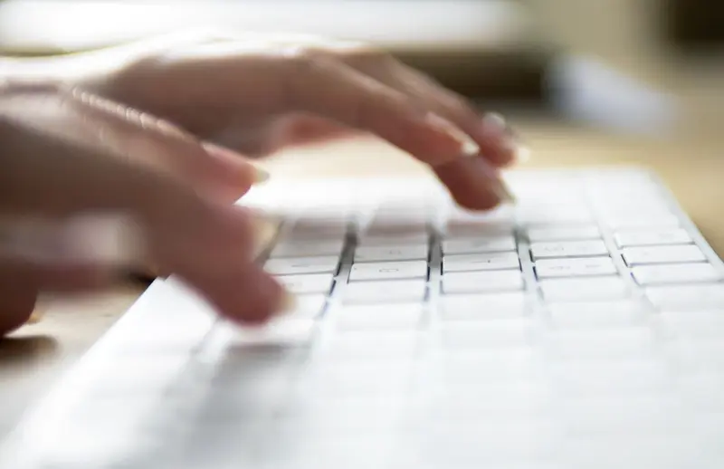  Archivo - Mujer con un teclado - XUNTA - Archivo 