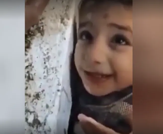  El peque&ntilde;o Muhammad Ahmed bebiendo agua de un tap&oacute;n de botella en su rescate 