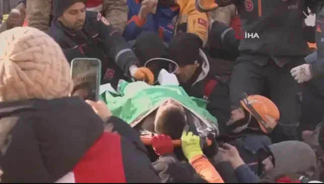  Ni&ntilde;o de 10 a&ntilde;os rescatado de los escombros en Turqu&iacute;a 