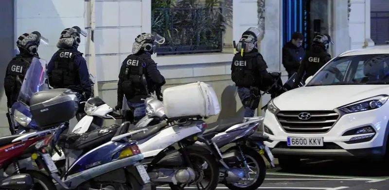  El GEI ante el edificio - Lorena Sop&ecirc;na - Europa Press 