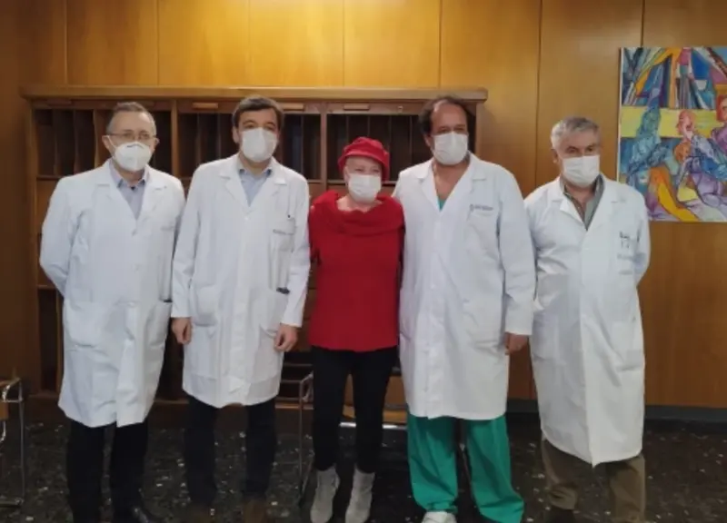 Elena junto a los doctores que la han operado 
