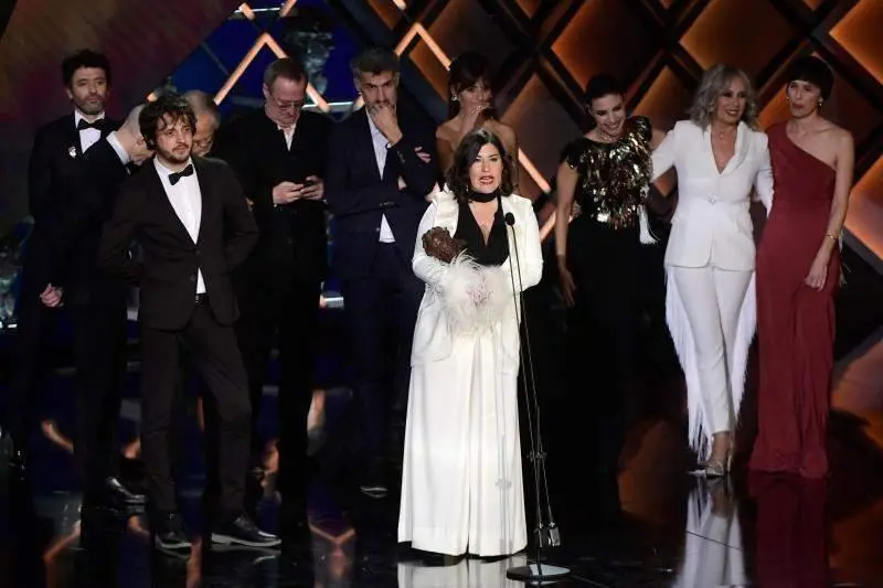  Elenco de 'As Bestas' recibiendo el Goya 