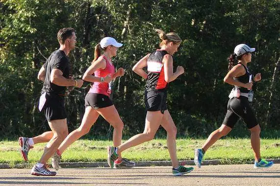  Personas haciendo ejercicios aer&oacute;bicos 