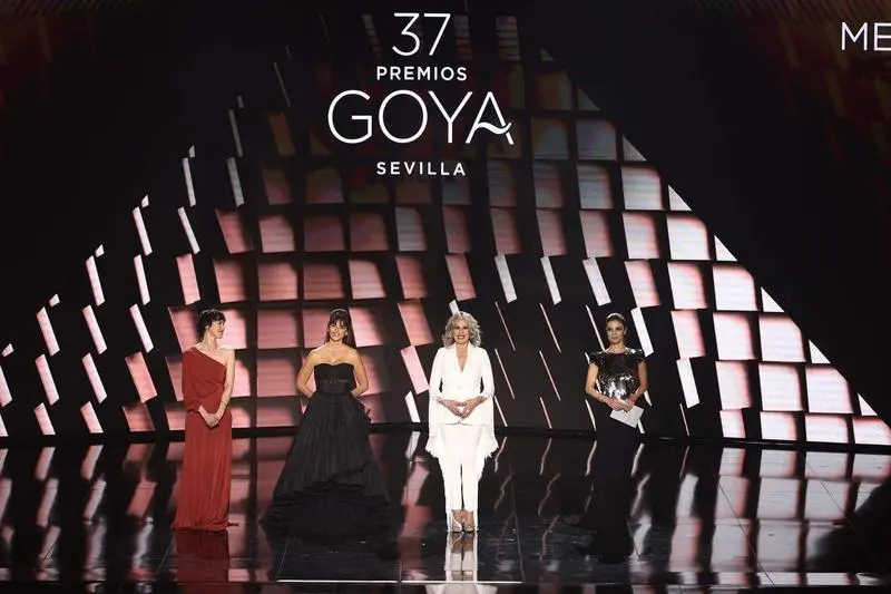  Las actrices de 'Belle &Eacute;poque', Pen&eacute;lope Cruz; Maribel Verd&uacute;; Miriam D&iacute;az-Aroca y Ariadna Gil, entregan el Goya a mejor pel&iacute;cula, en la 37 edici&oacute;n de los Premios Goya 