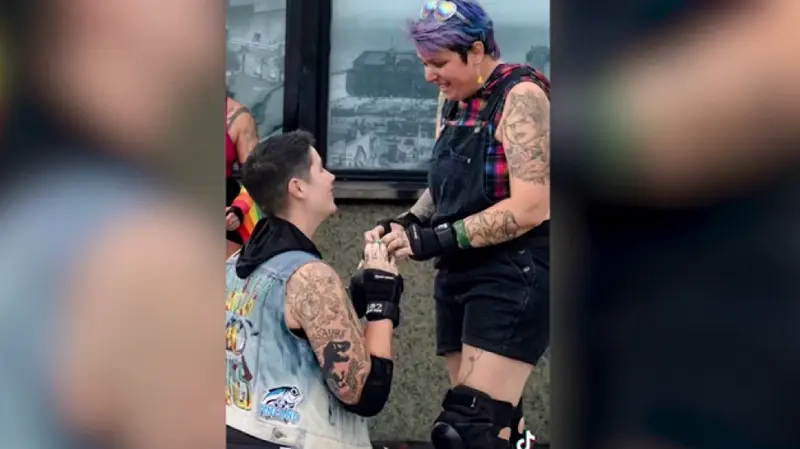  La pareja de Flint y Sara proponi&eacute;ndose en matrimonio 