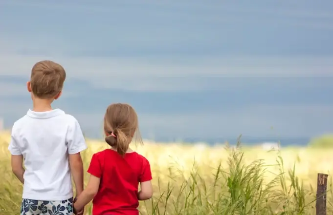  Un ni&ntilde;o de seis a&ntilde;os salva a su hermana de ser asesinada por su padrastro. Foto: Freepik 