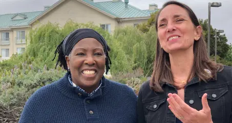  Elizabeth, anteriormente sin hogar, posa con su amiga milagrosa Joan 