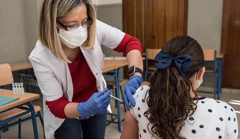  Vacuna Covid a una ni&ntilde;a 