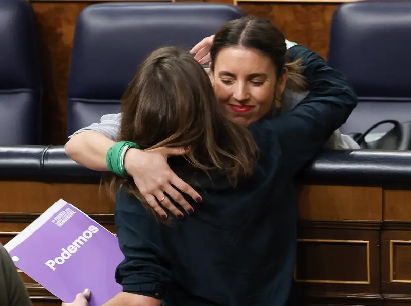 La diputada de Unidas Podemos Lucia Mu&ntilde;oz y la ministra de Igualdad, Irene Montero, durante la sesi&oacute;n plenaria en el Congreso. - Marta Fern&aacute;ndez Jara - Europa Press 