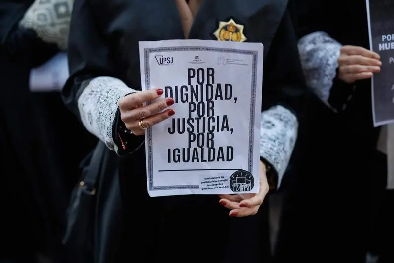  Una letrada de la Administraci&oacute;n de Justicia se manifiestan durante la reuni&oacute;n con el Ministerio de Justicia, en el Palacio de Sonora, a 16 de febrero de 2023, en Madrid (Espa&ntilde;a). - Alejandro Mart&iacute;nez V&eacute;lez - Europa Press 