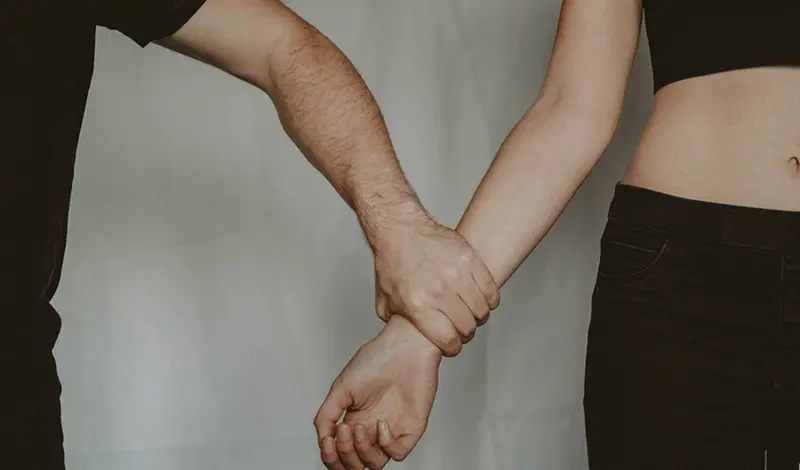  Gesto de posesi&oacute;n hacia una mujer. 