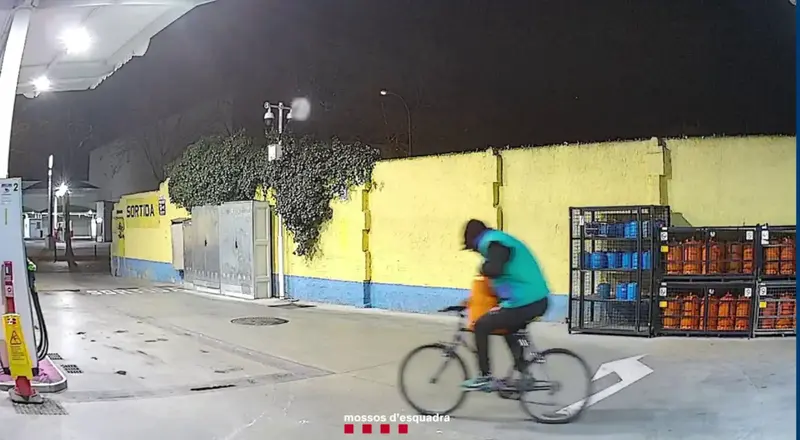  El ladr&oacute;n con una de las bombonas de butano en la bicicleta Mossos d'Esquadra 