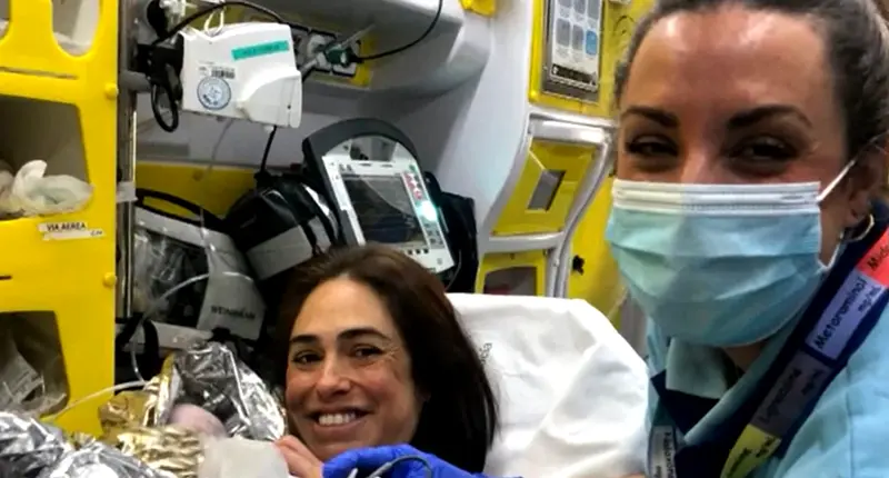  Una madre siendo atendida por sanitarios tras dar a luz en el cuarto de ba&ntilde;o de su casa 