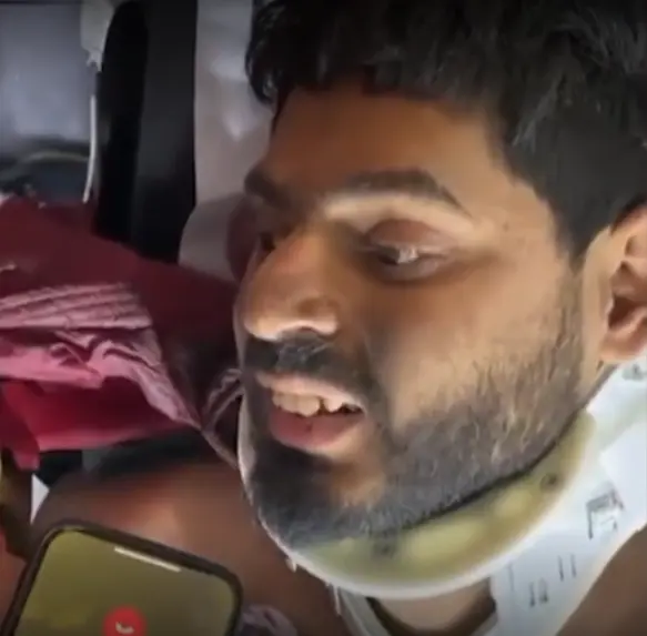  Mustaf&aacute; hablando por tel&eacute;fono con su hermano tras ser rescatado 