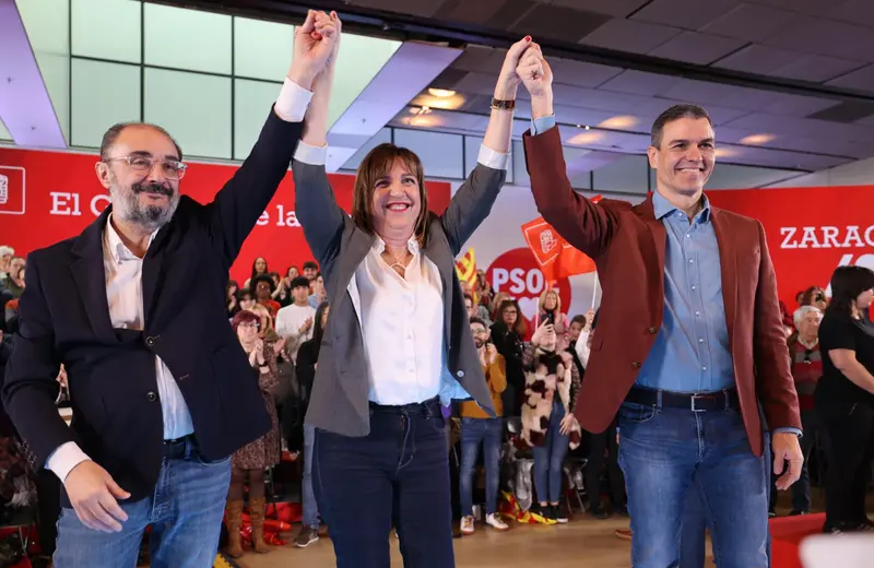  El presidente de Arag&oacute;n, Javier Lamb&aacute;n, la candidata del PSOE a la Alcald&iacute;a de Zaragoza, Lola Ranera, y el secretario general del PSOE y presidente del Gobierno, Pedro S&aacute;nchez, durante el acto de presentaci&oacute;n de Ranera como candidata en Zaragoza. - Fabi&aacute;n Sim&oacute;n - Europa Press 