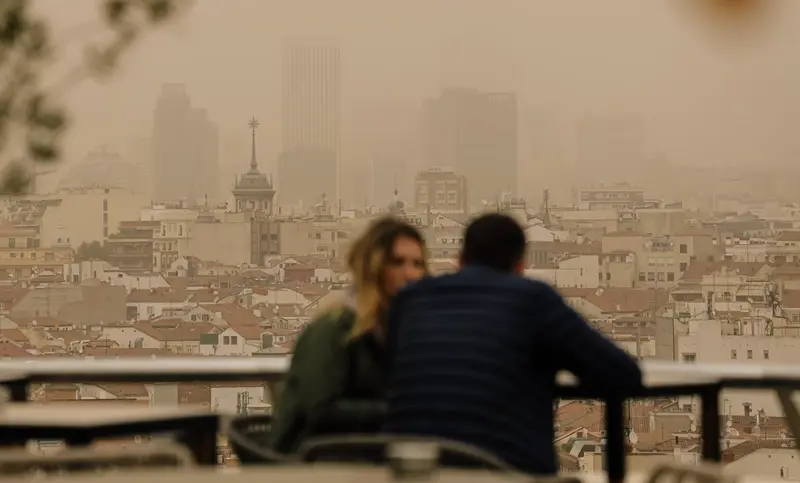  Archivo - Calima desde la terraza del C&iacute;rculo de Bellas Artes, a 15 de marzo de 2022, en Madrid (Espa&ntilde;a). - Carlos Luj&aacute;n - Europa Press - Archivo 