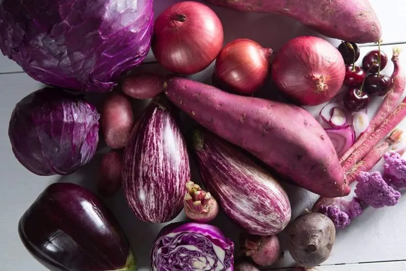  Variedad de verduras crudas moradas 