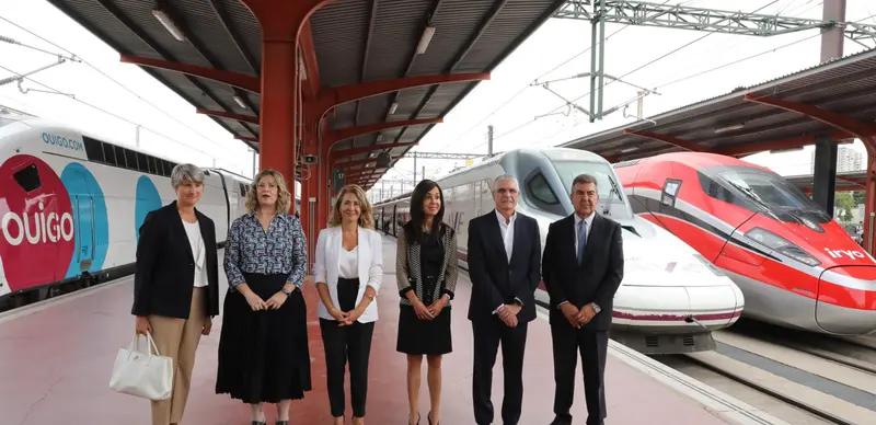  Archivo - (I-D) La directora general de Ouigo Espa&ntilde;a, H&eacute;l&egrave;ne Valenzuela; la presidenta de Adif, Mar&iacute;a Luisa Dom&iacute;nguez; la ministra de Transportes, Movilidad y Agenda Urbana, Raquel S&aacute;nchez; la secretaria de Estado de Infraestructuras, Isabel Pardo de Vera - Marta Fern&aacute;ndez Jara - Europa Press - Archivo 
