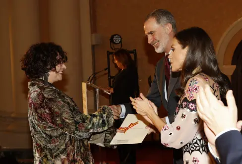  Su Majestad el Rey entrega el Premio Nacional de Danza, en su modalidad creaci&oacute;n a Soledad Le&oacute;n Molina (Sol Le&oacute;n), por &ldquo;su brillante trayectoria como creadora". Foto: cuenta oficial de La Casa Real 