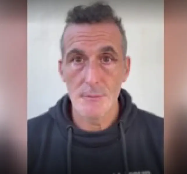  Ferr&aacute;n, el hombre que busca desesperado a su hermano gemelo a trav&eacute;s de las redes sociales - Foto de un v&iacute;deo de Telecinco 