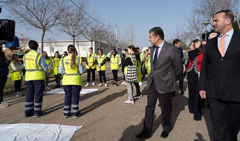  El consejero de la Presidencia, Antonio Sanz, durante su visita a la Escuela SAMU. 