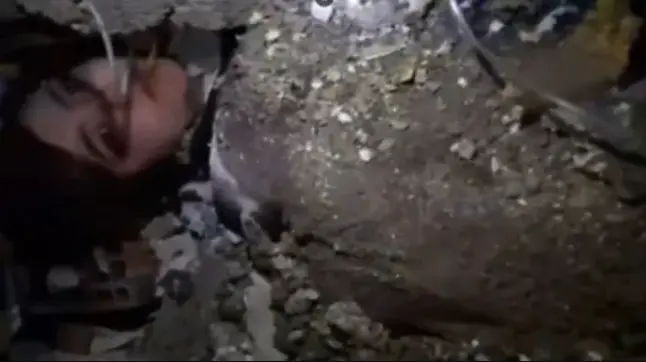  La ni&ntilde;a entre los escombros 