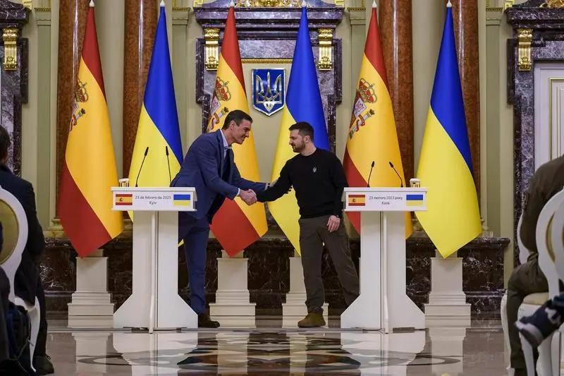  El presidente del Gobierno de Espa&ntilde;a, Pedro S&aacute;nchez (i), y el presidente de Ucrania, Volodimir Zelenski (d), 
