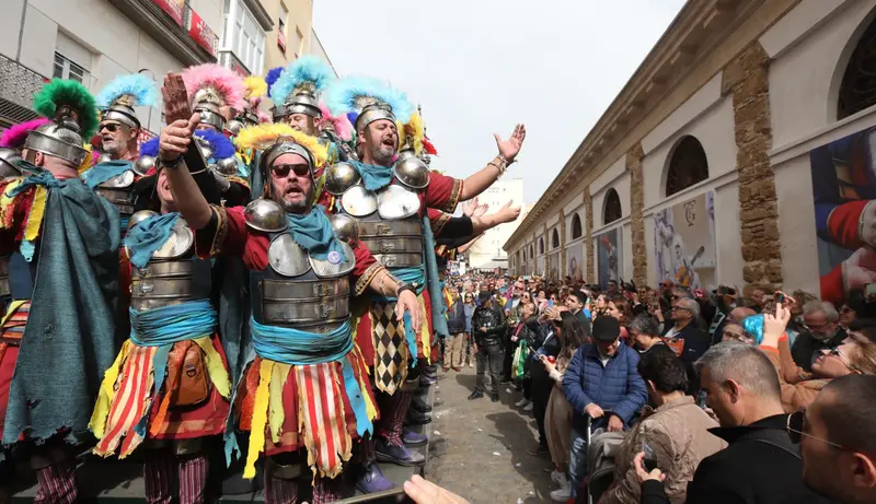  El coro de los ni&ntilde;os 'Aqu&iacute; no se rinde nadie' durante el carrusel de coros en el Mercado de Abastos de C&aacute;diz. - Nacho Frade - Europa Press 