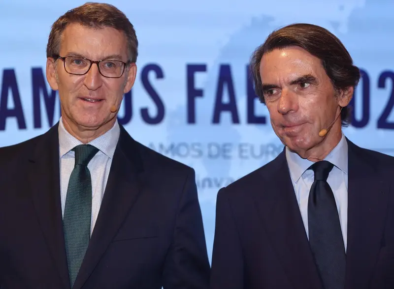  Archivo - El presidente del Partido Popular, Alberto N&uacute;&ntilde;ez Feij&oacute;o, y el presidente de la Fundaci&oacute;n FAES, Jos&eacute; Mar&iacute;a Aznar, durante la clausura del Campus FAES 2022, en el Espacio Bertelsmann, a 23 de septiembre de 2022, en Madrid (Espa&ntilde;a). - Eduardo Parra - Europa Press - Archivo 