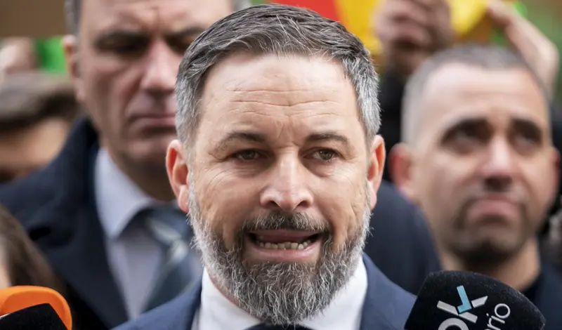  Archivo - El presidente de Vox, Santiago Abascal, ofrece declaraciones a los medios sobre la renovaci&oacute;n del Tribunal Constitucional (TC), a las puertas de la sede del TC, a 13 de enero de 2023, en Madrid (Espa&ntilde;a). - A. P&eacute;rez Meca - Europa Press - Archivo 