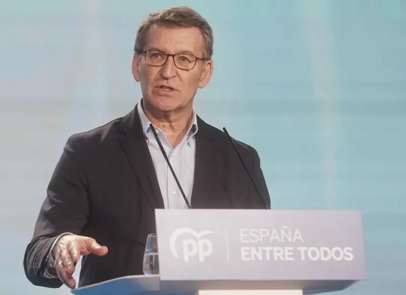  Archivo - El presidente del Partido Popular, Alberto N&uacute;&ntilde;ez Feij&oacute;o, interviene durante el acto de presentaci&oacute;n de los candidatos a los municipios de m&aacute;s de 20.000 habitantes de Andaluc&iacute;a en el Hotel Barcel&oacute; Renacimiento, a 12 de febrero de 2023 en Sevilla - Eduardo Briones - Europa Press - Archivo 
