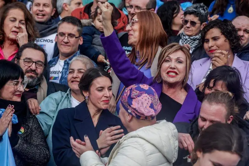  La ministra de Igualdad, Irene Montero, celebra con la presidenta de la Federaci&oacute;n de la Plataforma Trans, Mar Cambroll&eacute; 