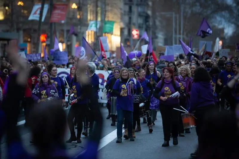  Un grupo de personas toca en una manifestaci&oacute;n por el 8M 