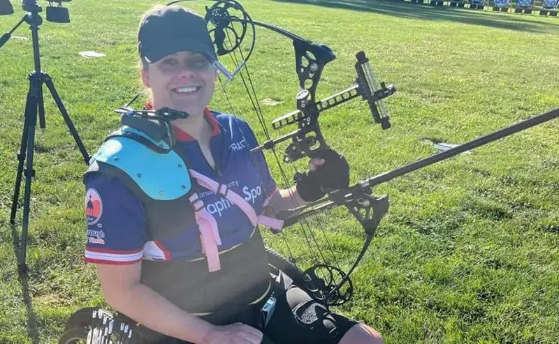  Tracy Otto con su arco 